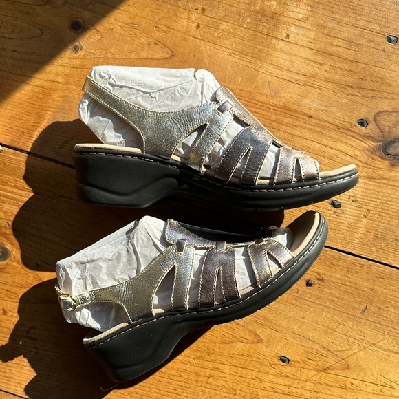 Clarks Women's Gold Sandals 12W - Picture 4 of 6